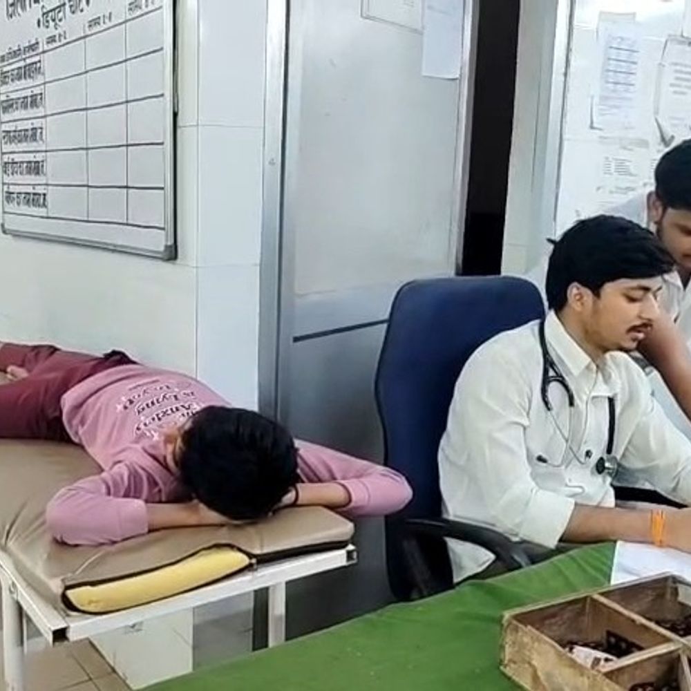 दही खाने से एक ही परिवार के 4 लोग बीमार:महोबा में माता-पिता और दो बच्चे अस्पताल में भर्ती