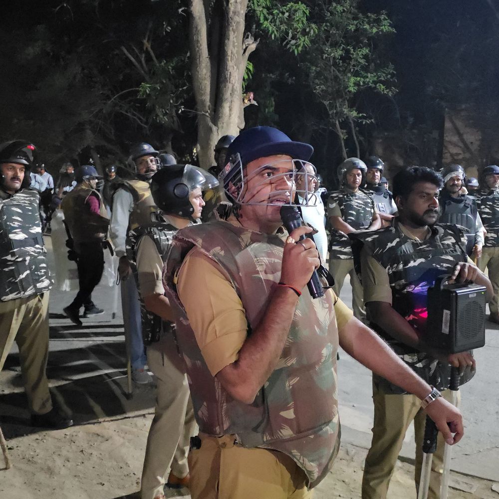 BHU में बिरला-अ के छात्रों ने 1 घंटे की पत्थरबाजी:1 सुरक्षाकर्मी अस्पताल में भर्ती,केक काटने को लेकर हुई कहासुनी