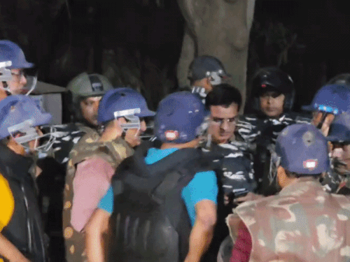 BHU में बिरला-अ के छात्रों ने 1 घंटे की पत्थरबाजी:  1 सुरक्षाकर्मी अस्पताल में भर्ती…दर्जनों को लगी चोट,केक काटने को लेकर शुरू हुआ था विवाद – Varanasi News