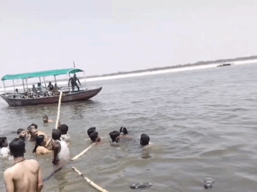 गंगा में डूब रहे 3 पर्यटकों को नाविकों ने बचाया:  आंध्र प्रदेश से 15 सदस्य काशी घूमने पहुंचे थे, नाविक बोले-मना करने पर भी गहरे पाने के तरफ गये – Varanasi News