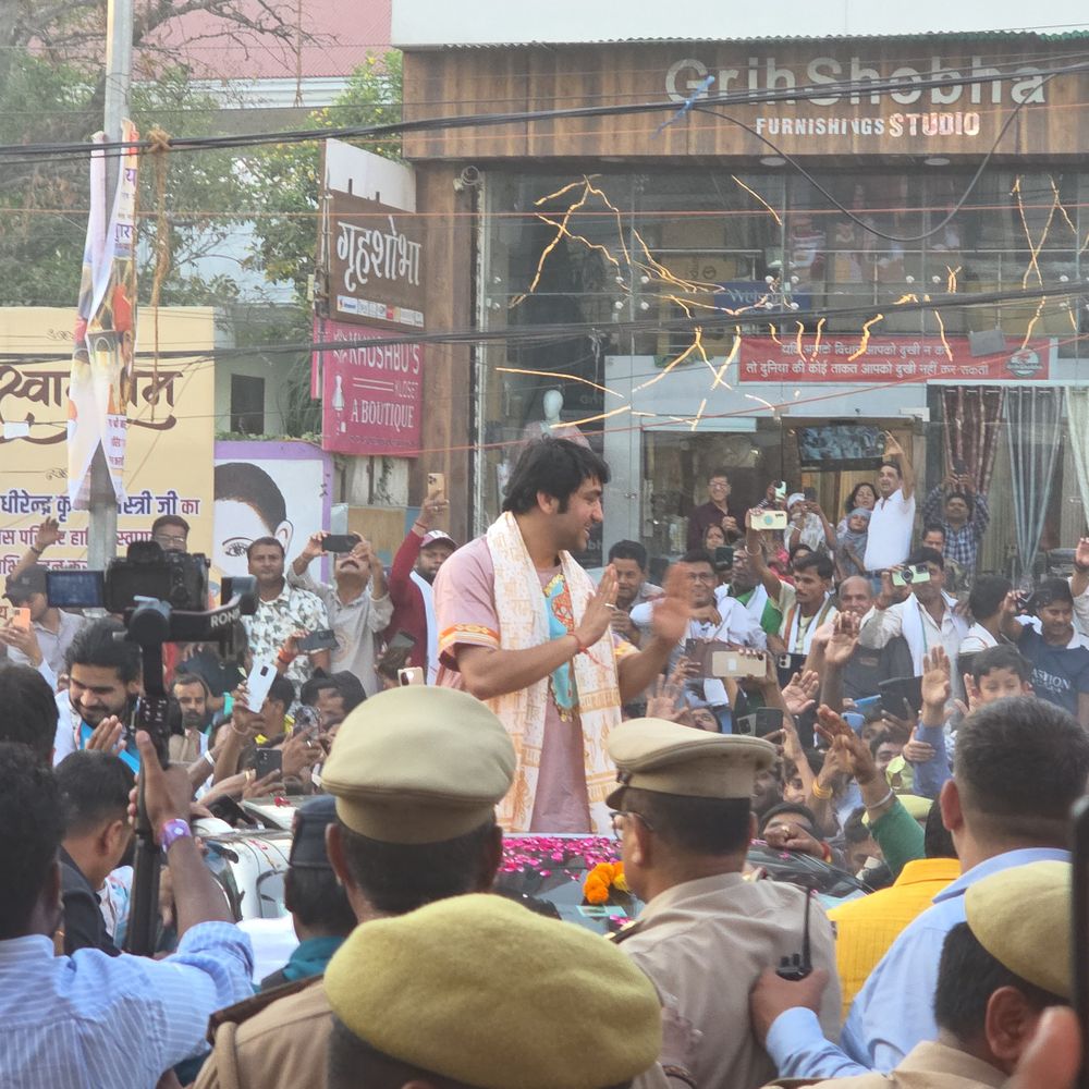 पंडित धीरेंद्र कृष्ण शास्त्री पहुंचे वाराणसी:बोले- काशी विश्वनाथ मंदिर के बगल स्थित कलंक जल्द मिटेगा