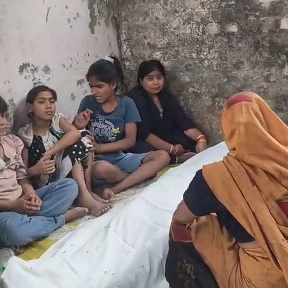 बेटे की चिता जलाने को लेकर माता-पिता में झगड़ा:पिता गांव ले जाना चाहता था, मां मायके पर अड़ी; पुलिस ने मामला शांत कराया