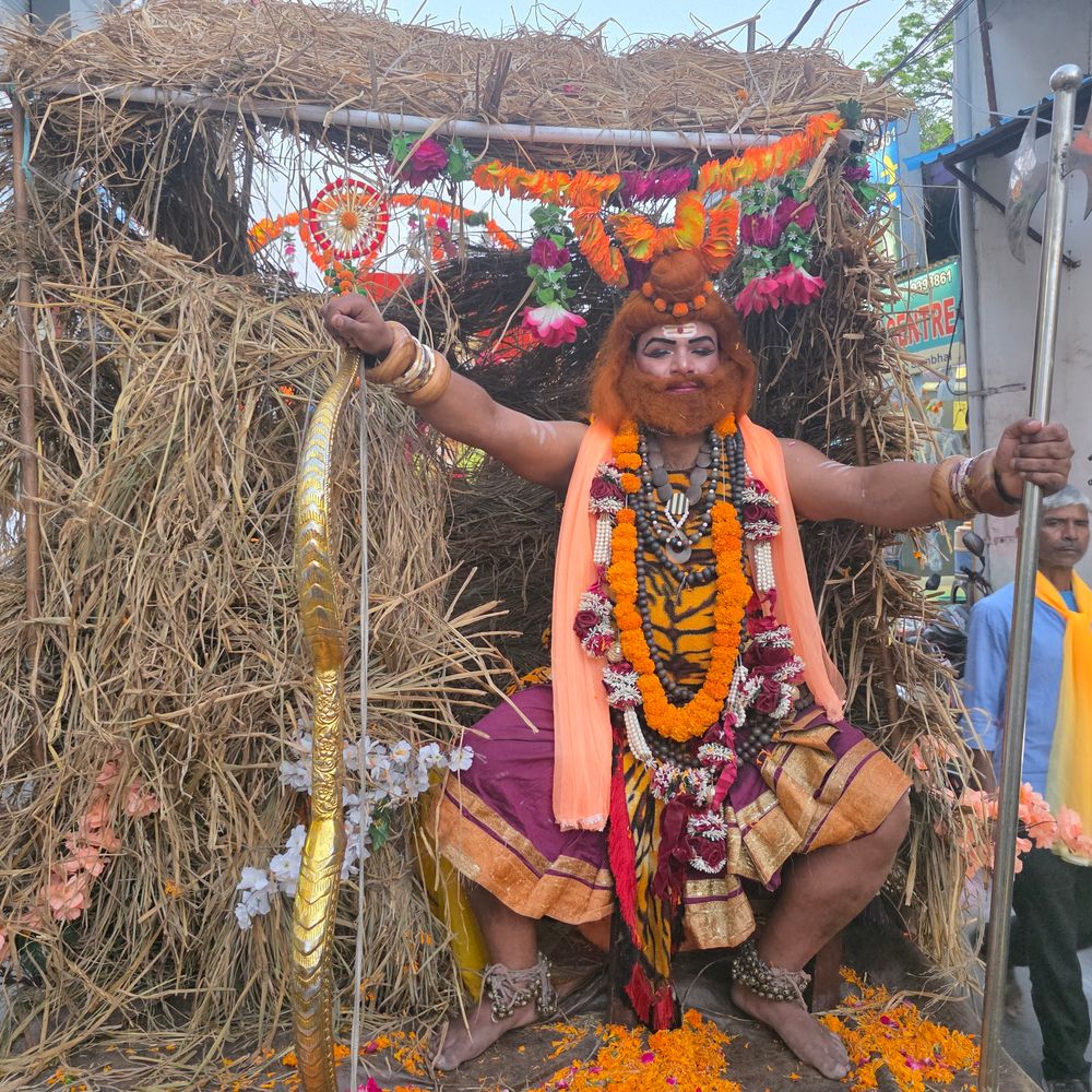 संभल में भगवान परशुराम जन्मोत्सव शोभायात्रा निकली:श्रीकल्कि, परशुराम सहित देवी-देवताओं की झांकियां और अखाड़े शामिल