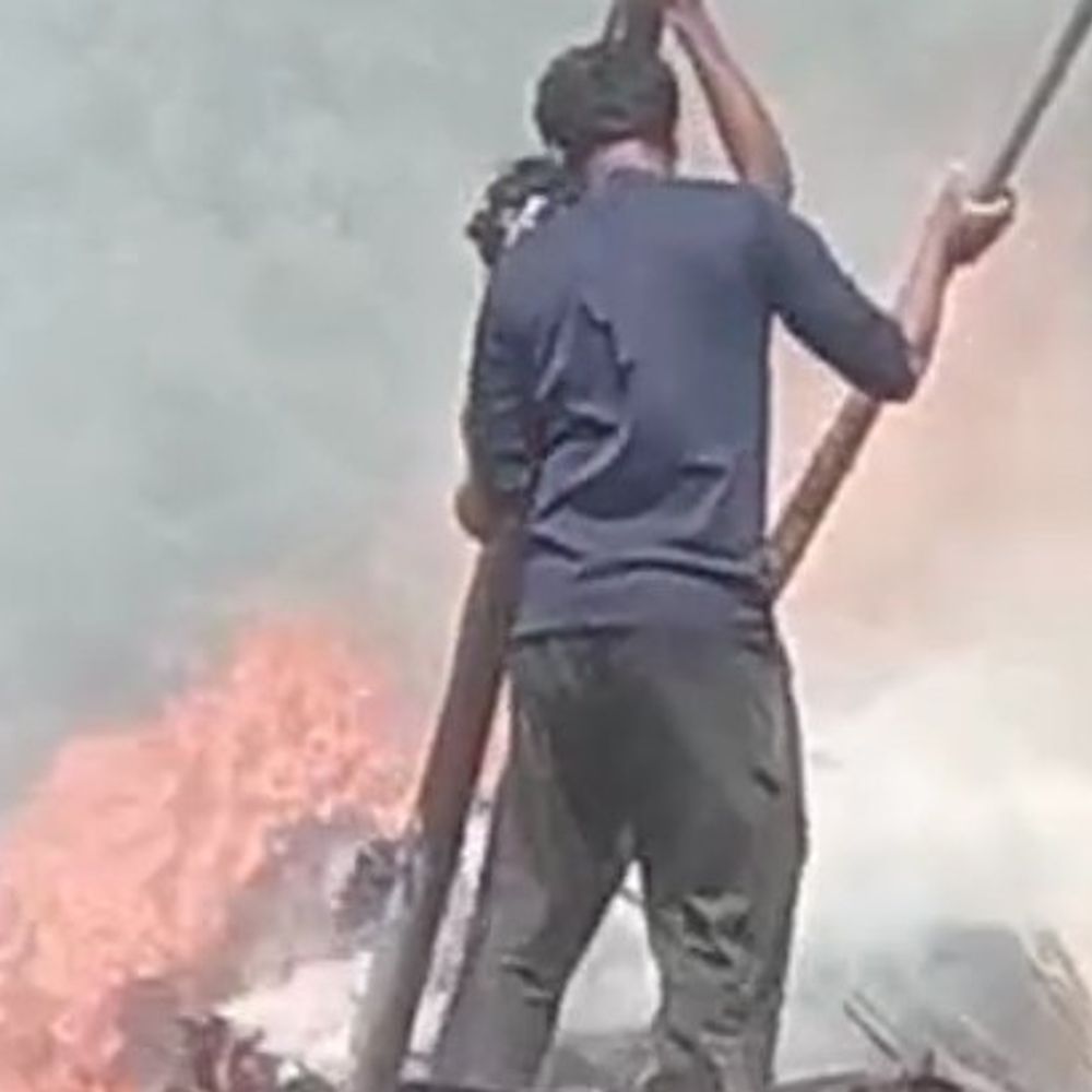 घर में आग लगी, लकड़ी, कपड़े और गेहूं राख:फर्रुखाबाद में ग्रामीणों ने आग पर पाया काबू, खेत पर काम करने गया था परिवार