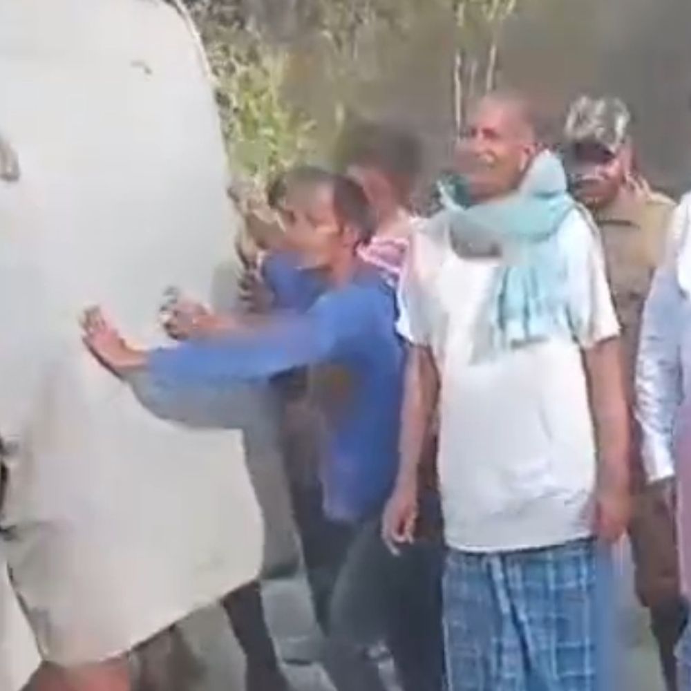 अंबेडकरनगर में दमकल खराब, ग्रामीणों ने धक्का देकर चालू किया:आग बुझाने पहुंची थी टीम, अब वीडियो सोशल मीडिया पर वायरल