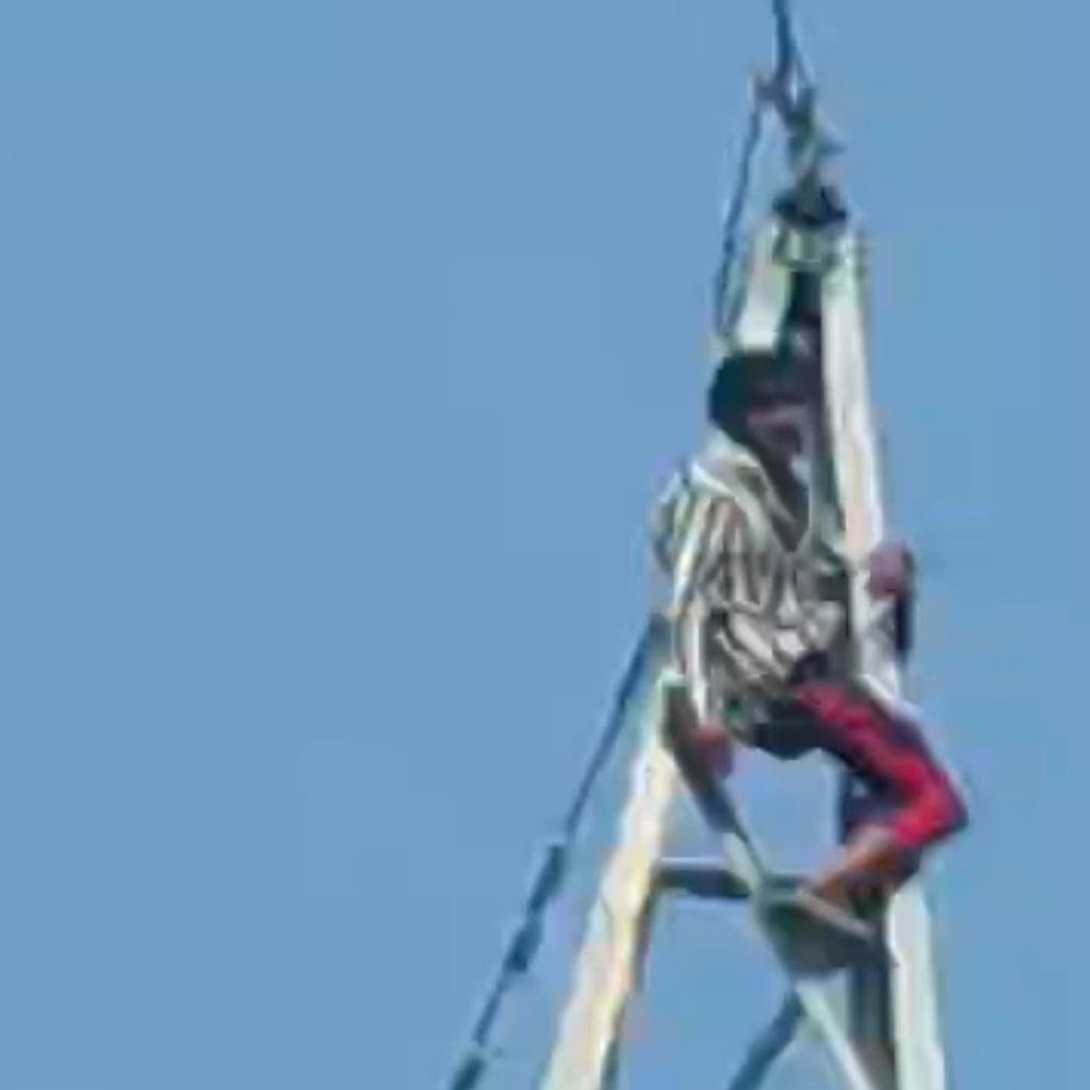 बलिया में युवक 33 हजार वोल्ट बिजली टावर पर चढ़ा:नाबालिग से बात कराने की जिद पर अड़ा, एक घंटे चला रेस्क्यू