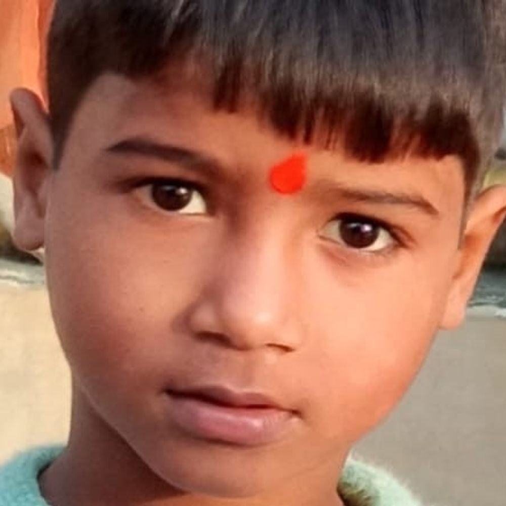 संभल में ट्रैक्टर से कुचलकर मासूम बच्चे की मौत:लग्न का सामान ले जाते समय हादसा, फुफेरा भाई घायल, LKG का छात्र था