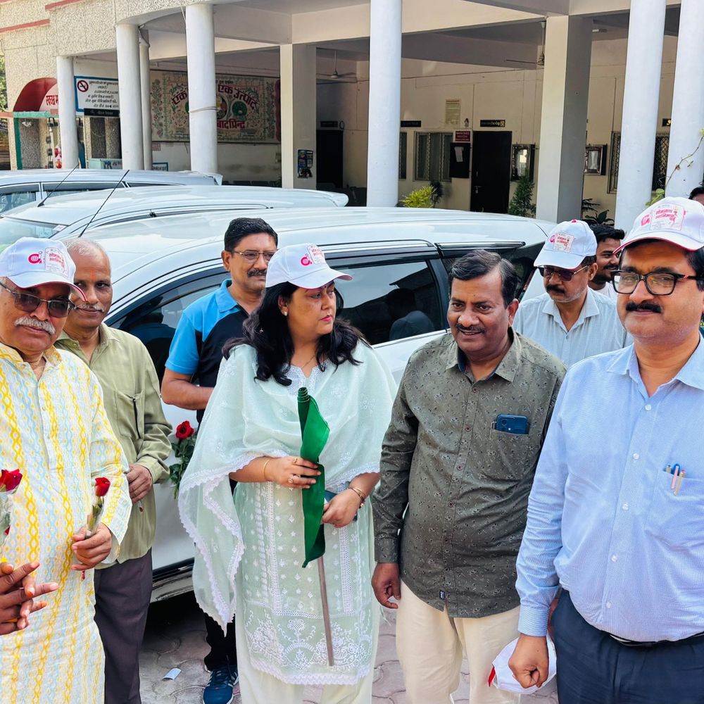 फर्रुखाबाद से सोमनाथ स्वाभिमान यात्रा के लिए 10 श्रद्धालु चले:डीएम ने कलेक्ट्रेट से माल्यार्पण कर दल को लखनऊ के लिए रवाना किया