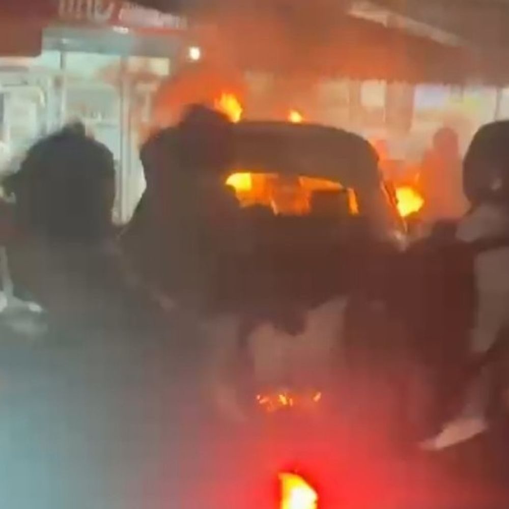 प्रयागराज में चलती कार में लगी आग, VIDEO:कूदकर सवारों ने बचाई जान, 60 फीट रोड पर शॉर्ट सर्किट से धू-धू कर जली