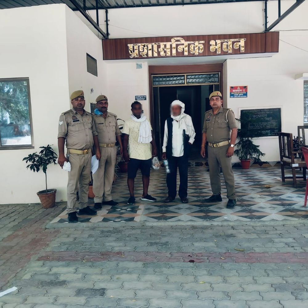 अपने ही घर में चोरी करने वाले चाचा-भतीजा गिरफ्तार:भदोही में नातिन के शादी के लिए रखे जेवरात और साड़ियां चोरी कर भागे