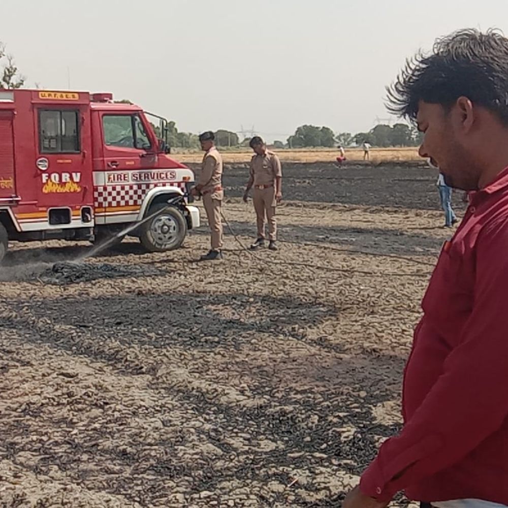 औरैया में बाइक की चिंगारी से लगी आग:9 बीघा गेहूं की फसल जलकर राख, राजस्व टीम ने किया नुकसान आकलन