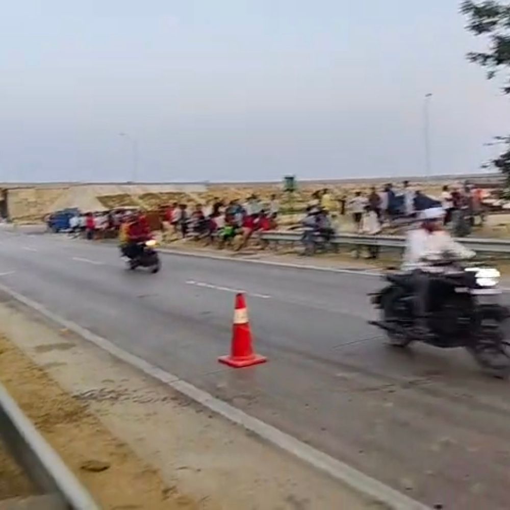 प्रतापगढ़ में केमिकल से भरा टैंकर पलटा:हादसे में चालक और खलासी घायल; गुजरात से कोलकाता जा रहा था