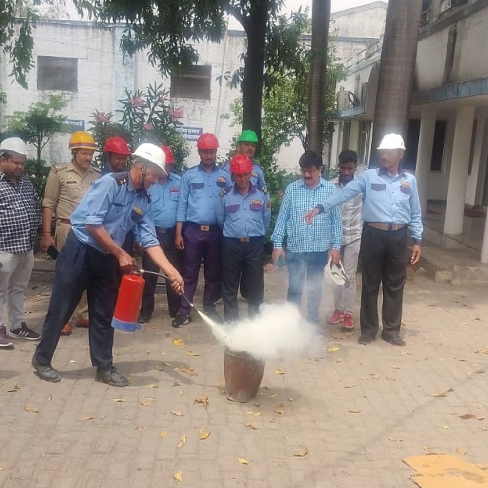 हापुड़ में अग्नि सुरक्षा सप्ताह के तहत हुआ मॉकड्रिल:विभिन्न स्थानों पर हुआ जागरूकता अभियान, उपकरणों के उपयोग का हुआ प्रशिक्षण