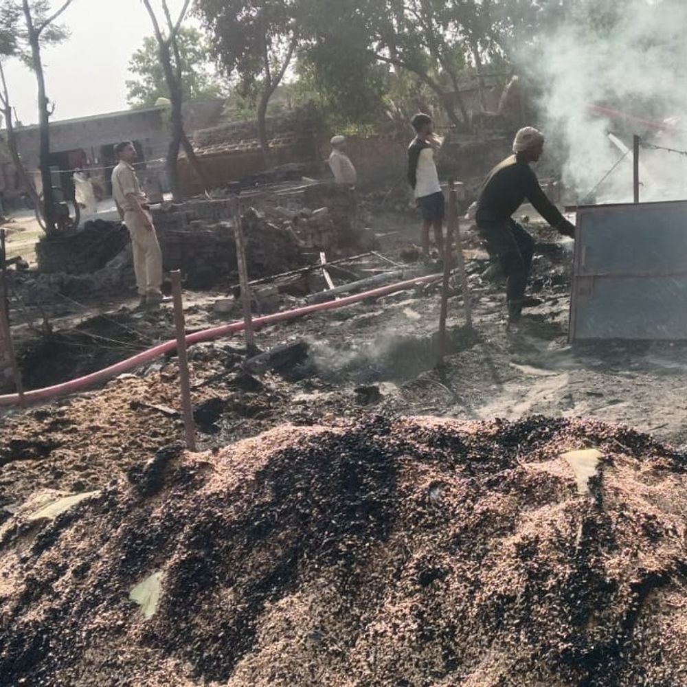 फर्रुखाबाद में 16 झोपड़ियों में लगी आग:  लाखों का सामान जला, ट्रैक्टर ट्रॉली सहित बाइक भी जली – Farrukhabad News