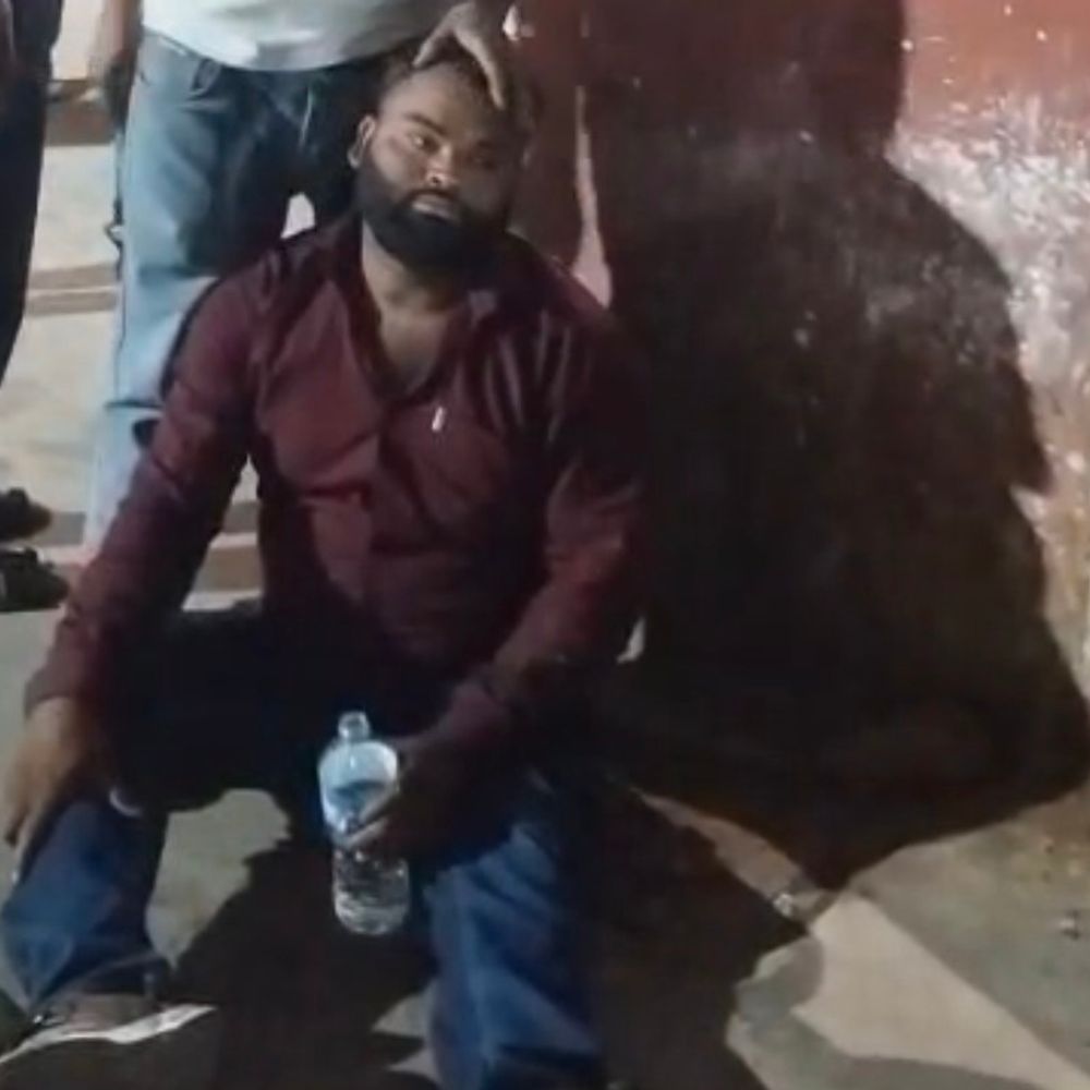 सड़क हादसे में मां की मौत, दुधमुंही बेटी बाल-बाल बची:रोड पर अचानक बंदर आने से बाइक अनियंत्रित, पति और बच्चों के साथ मायके जा रही थी