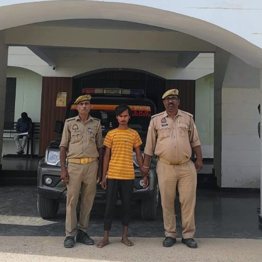 कौशांबी में चोरी की बाइक के साथ युवक गिरफ्तार:खेत से चोरी हुई थी मोटरसाइकिल, एक नाबालिग भी शामिल