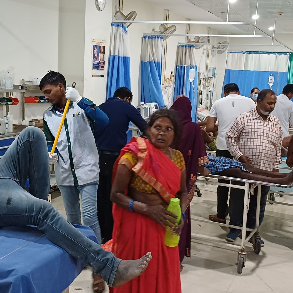 चंदौली में पंचायत मित्र ने 7 लोगों को गोली मारी:दो पक्षों के बीच मारपीट और फायरिंग, पुलिस ने घायलों को अस्पताल पहुंचाया