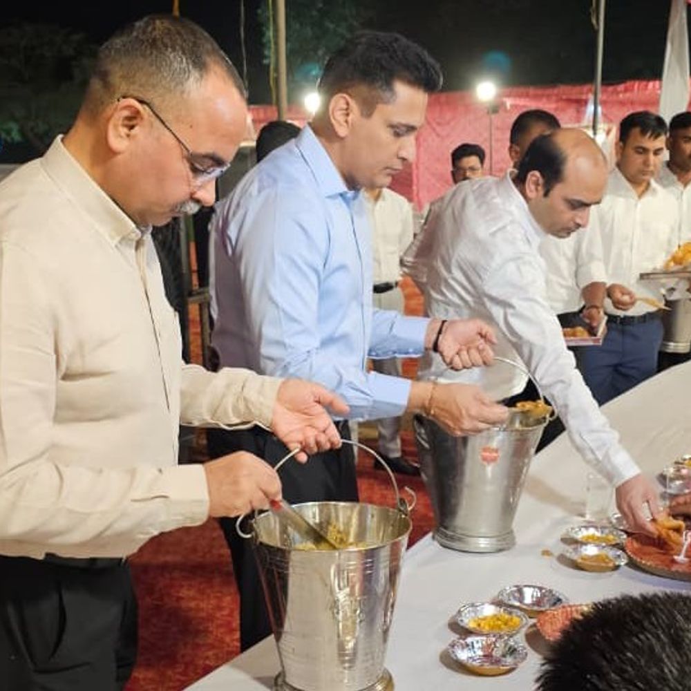 आईजी, डीएम-एसपी ने 1225 ट्रेनी सिपाहियों को भोजन परोसा:प्रतापगढ़ में पासिंग आउट परेड के बाद भोज, ड्रोन से की निगरानी