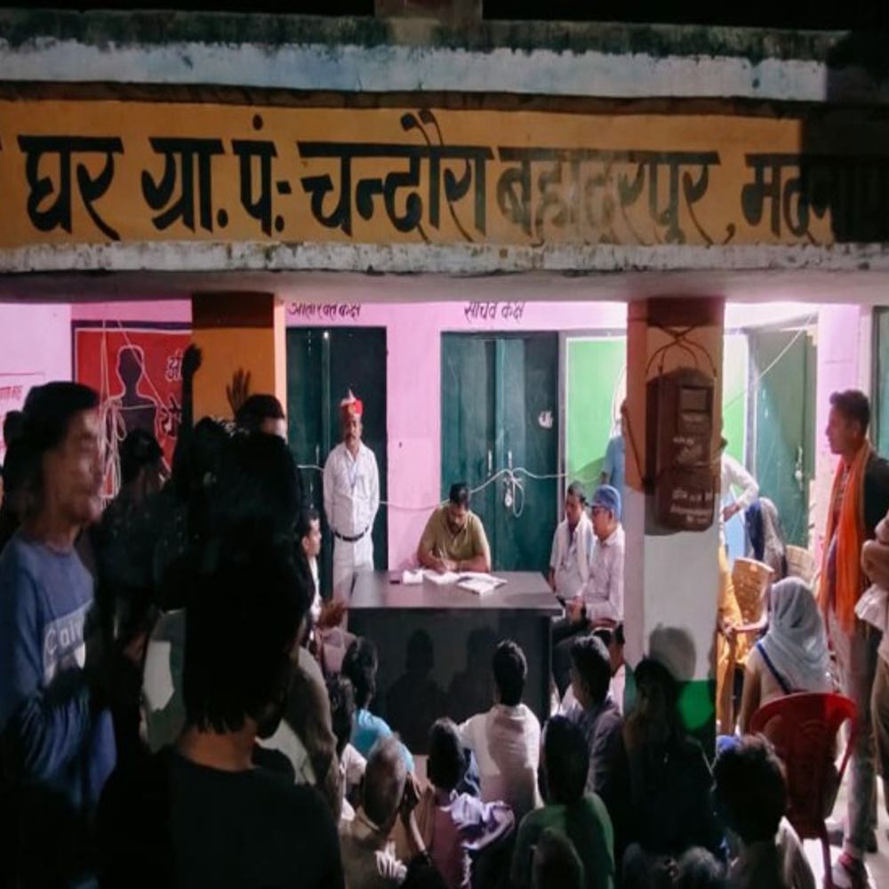 ग्रामीणों की शिकायत पर एडीएम ने रात में लगाई चौपाल:शाहजहांपुर में लापरवाह लेखपाल सस्पेंड, रोशनी कर रात में खुद बनवाई दर्जनों फार्मर रजिस्ट्री