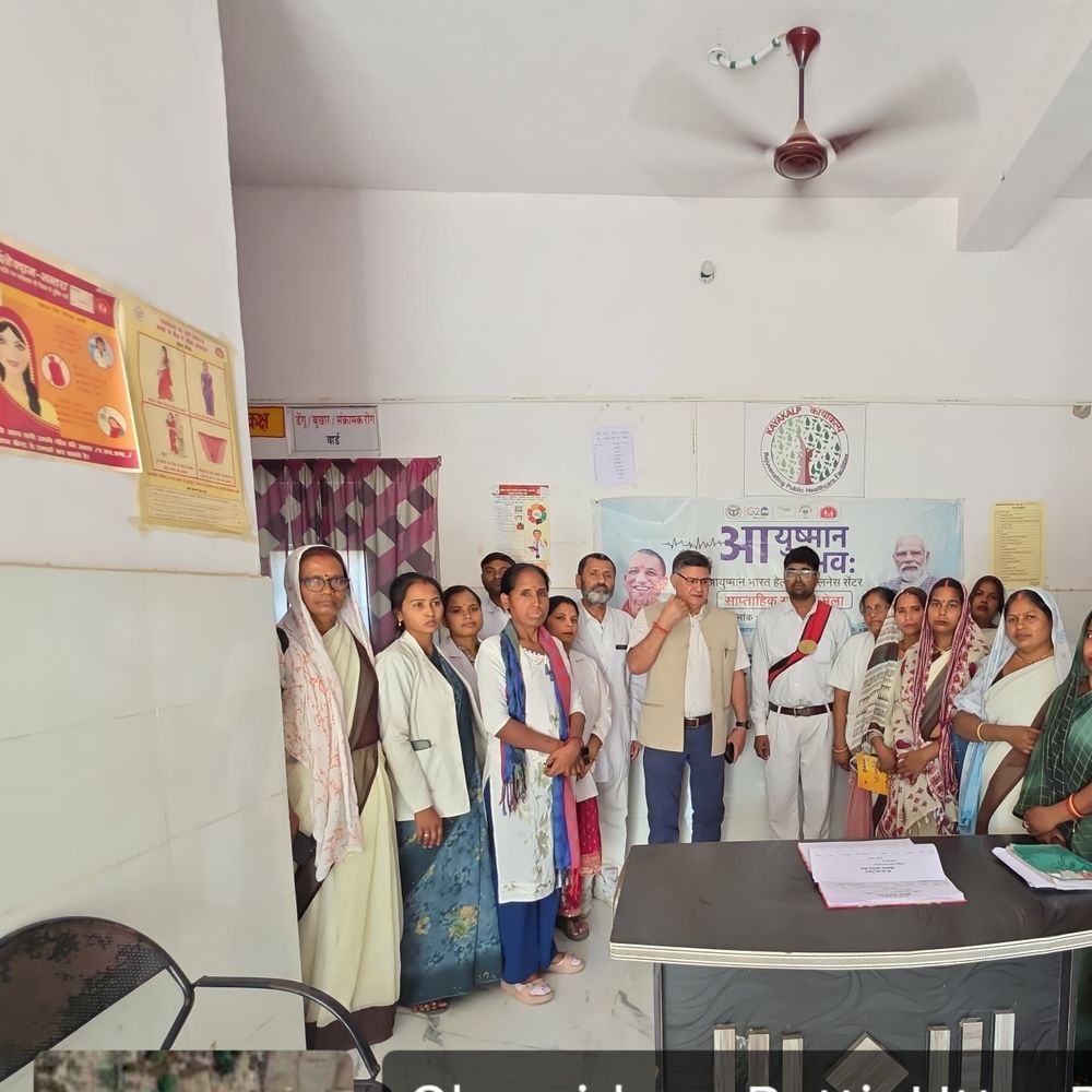 लापरवाह स्वास्थ्य कर्मियों का सीएमओ ने रोका वेतन:पीएसी मानिकपुर का किया निरीक्षण, 7 दिन का वेतन अग्रिम आदेशों तक बाधित