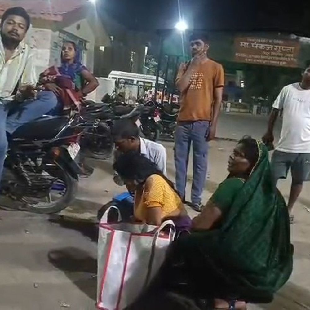 गर्भवती महिला को बिना उपचार रेफर करने का आरोप:उन्नाव जिला अस्पताल में दर्द से तड़पती रही, VIDEO आया सामने