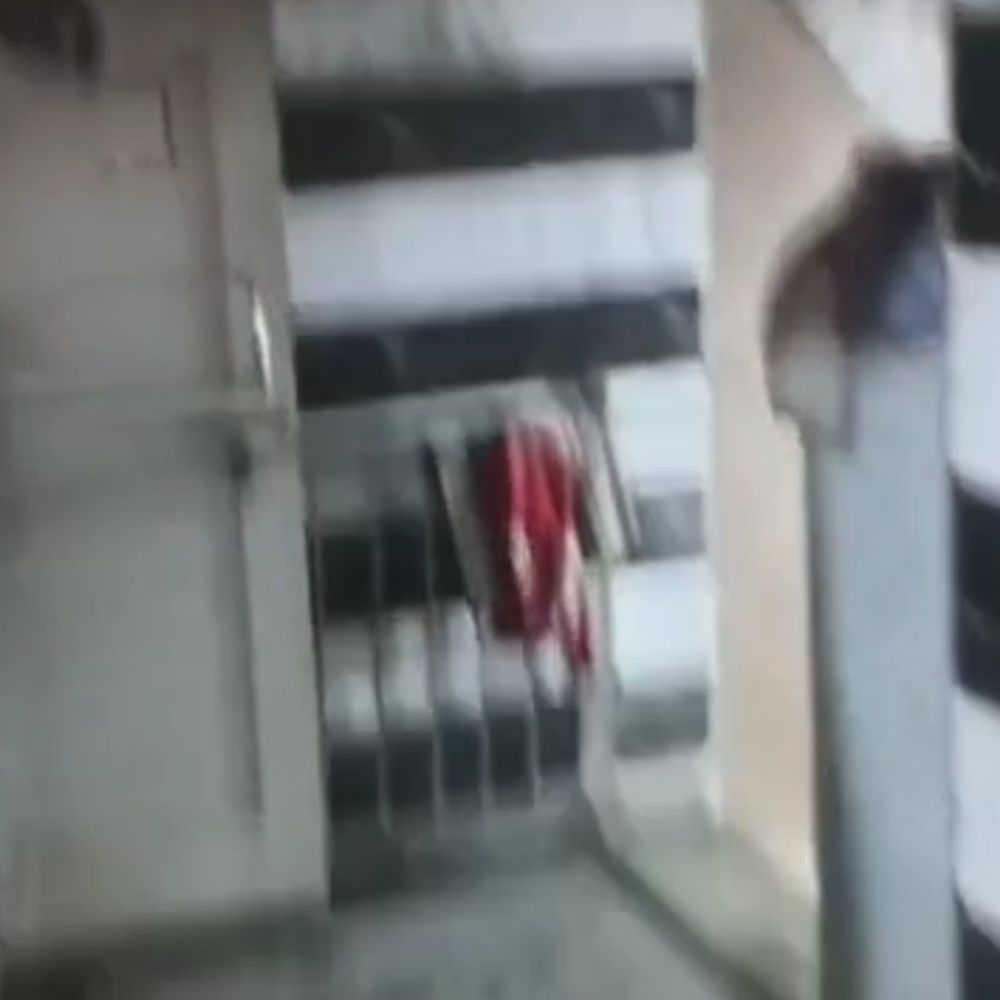 मेरठ में AC कंप्रेसर फटने से घर में लगी आग:परिवार ने भागकर बचाई जान, लाखों का सामान जलकर राख