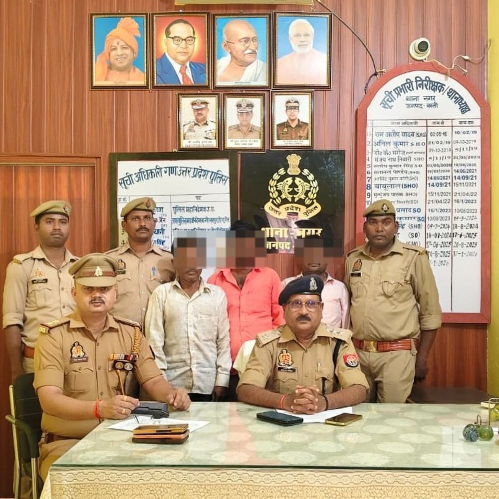 बस्ती पुलिस ने तीन अंतरजनपदीय गोतस्करों को किया गिरफ्तार:दो जीवित गोवंश और दो चाकू बरामद, दोनों पर कई केस दर्ज