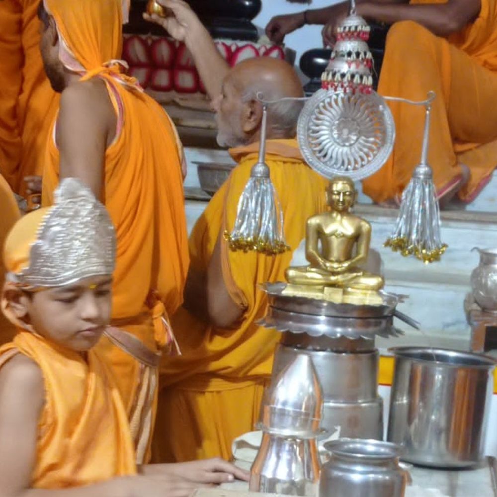 जैन धर्मालुओं ने अक्षय तृतीया पर आदिनाथ पूजन किया:दान का पर्व मनाते हुए मंदिरों में अभिषेक और इच्छुरस का आहार दान