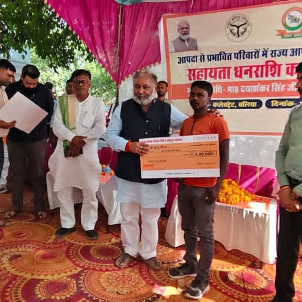 बलिया में आपदा पीड़ितों को मिली राहत:परिवहन मंत्री दयाशंकर सिंह ने 13 परिवारों को बांटी सहायता राशि