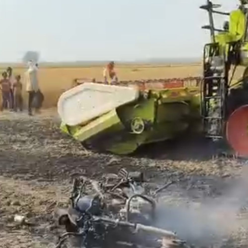 अयोध्या में कंबाइन में लगी आग:किसानों का 50 बीघा गेहूं जलकर राख, ग्रामीणों का हंगामा; थानाध्यक्ष पर अभद्रता का आरोप