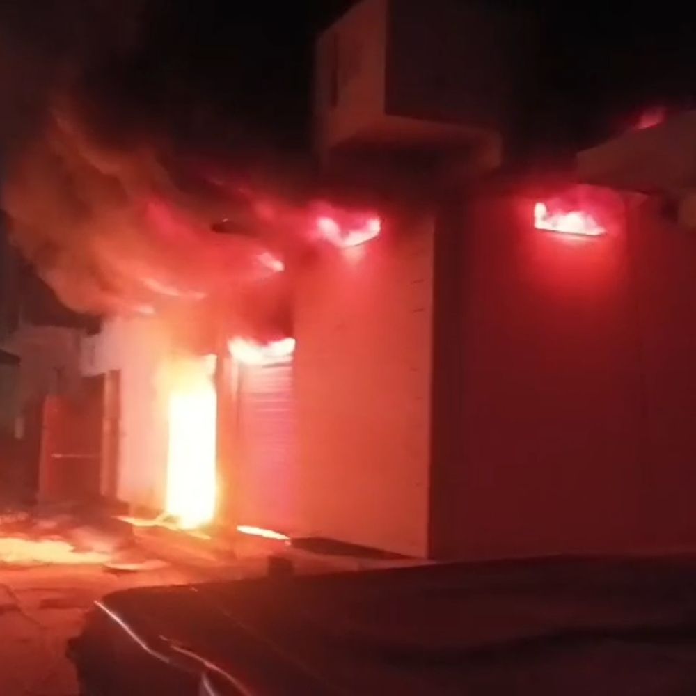 छतरपुर के नमकीन गोदाम में भीषण आग:  फायर ब्रिगेड की देरी से बढ़ा आक्रोश; 70 लाख तक का नुकसान, लोग खुद बुझाते रहे – Chhatarpur (MP) News