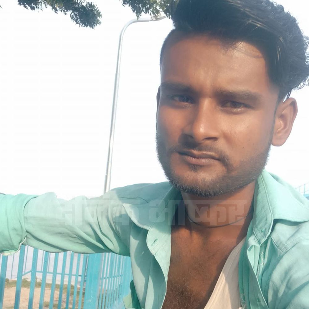 श्रावस्ती में डिवाइडर से टकराकर बाइक सवार की मौत:सिर धड़ से अलग हुआ, एक युवक का बायां पैर कटा, टेंपो बचाने के प्रयास में हुआ हादसा