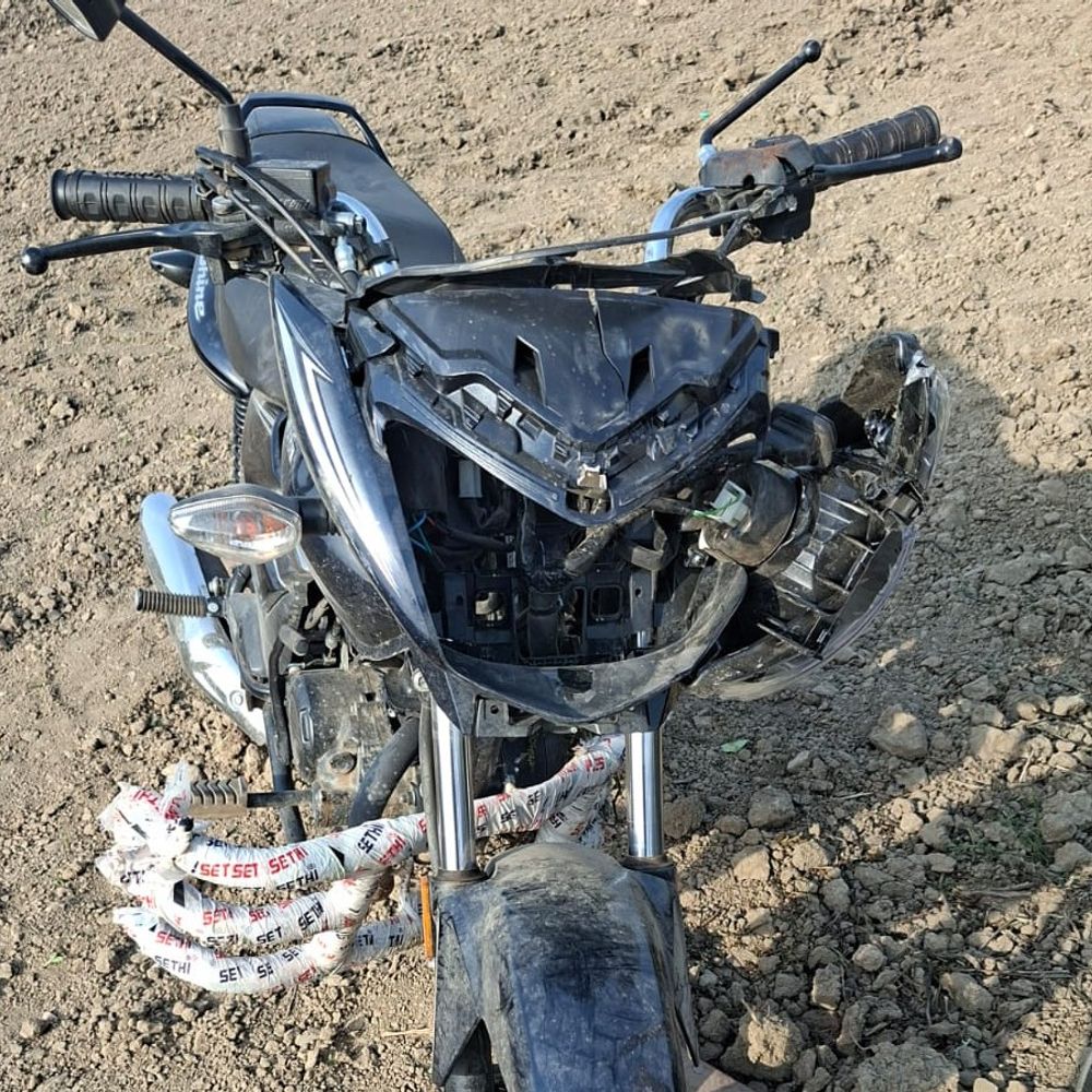 हापुड़ में बाइक पोल से टकराई, एक की मौत:3 युवक गंभीर घायल, दादरी अंडरपास के पास हादसा