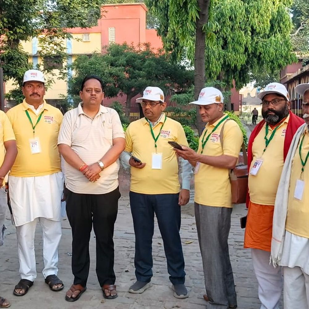 एमएलसी ने सोमनाथ यात्रा को दिखाई हरी झंडी:कासगंज से डीएसटीओ के नेतृत्व में जत्था सोमनाथ धाम रवाना