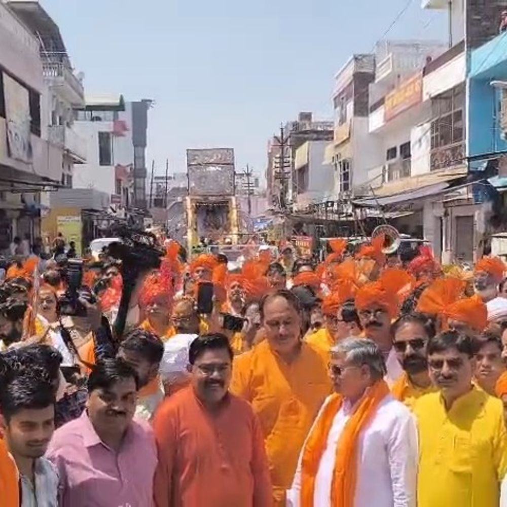 भक्ति में डूबा मैनपुरी, परशुराम जयंती पर निकली शोभायात्रा:महाराष्ट्र की झांकी बनी आकर्षण का केंद्र, जय परशुराम के जयकारे से गूंजा मैनपुरी