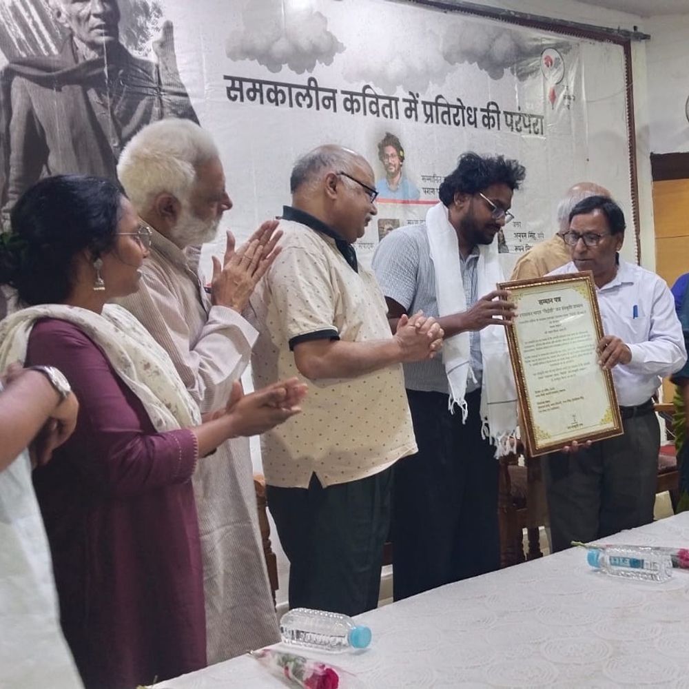 युवा कवि पराग पवन को 'विद्रोही' सम्मान:लखनऊ में जन संस्कृति मंच ने किया सम्मानित