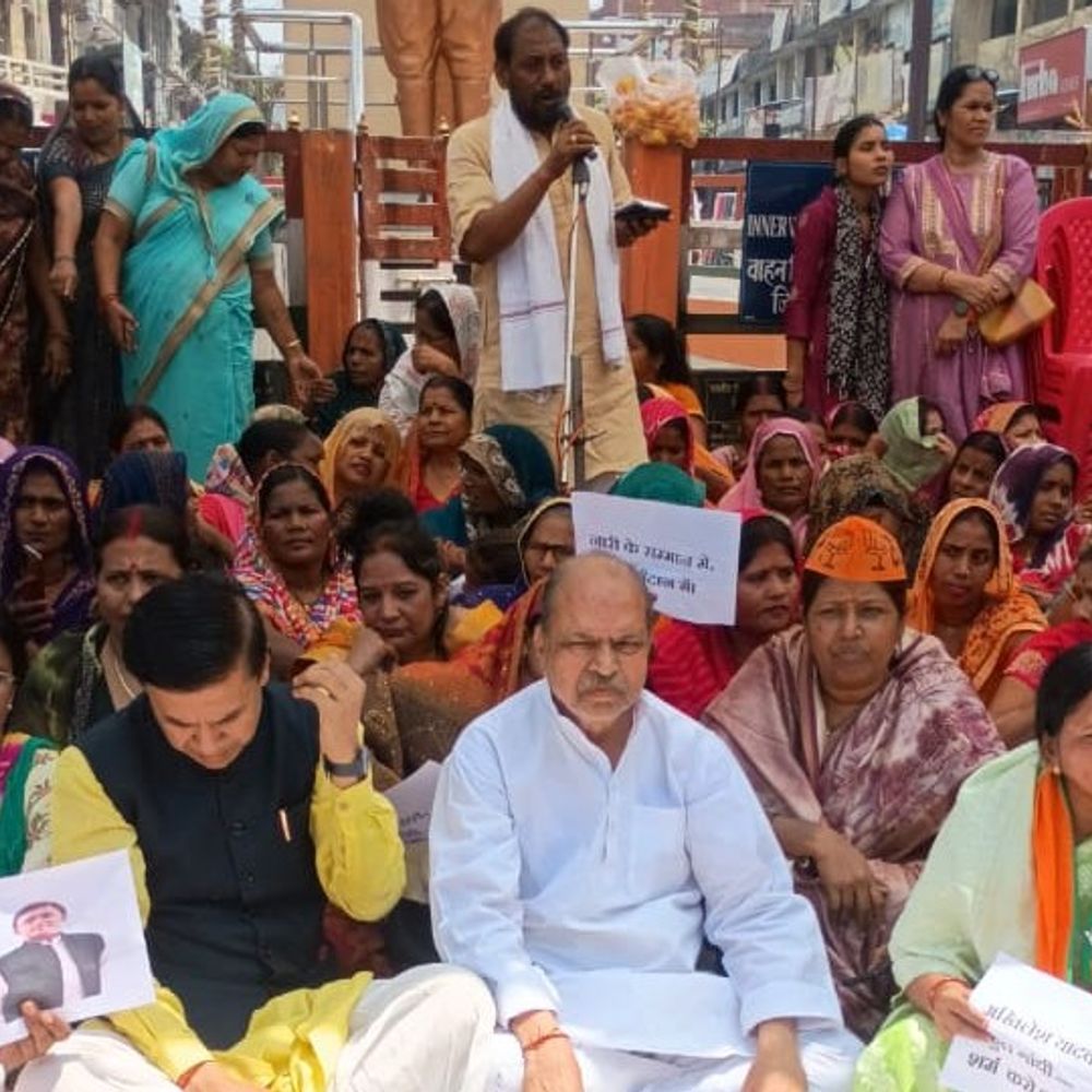 देवरिया में भाजपा का नारी शक्ति अधिनियम पर प्रदर्शन:विपक्ष के खिलाफ पुतला दहन कर जताया आक्रोश