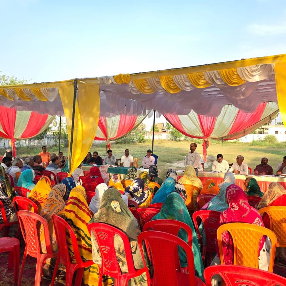 सीडीओ ने कारीसाथ में लगाई चौपाल:लोगों की समस्याएं सुनीं, घोसी विकास खंड कार्यालय का निरीक्षण भी किया