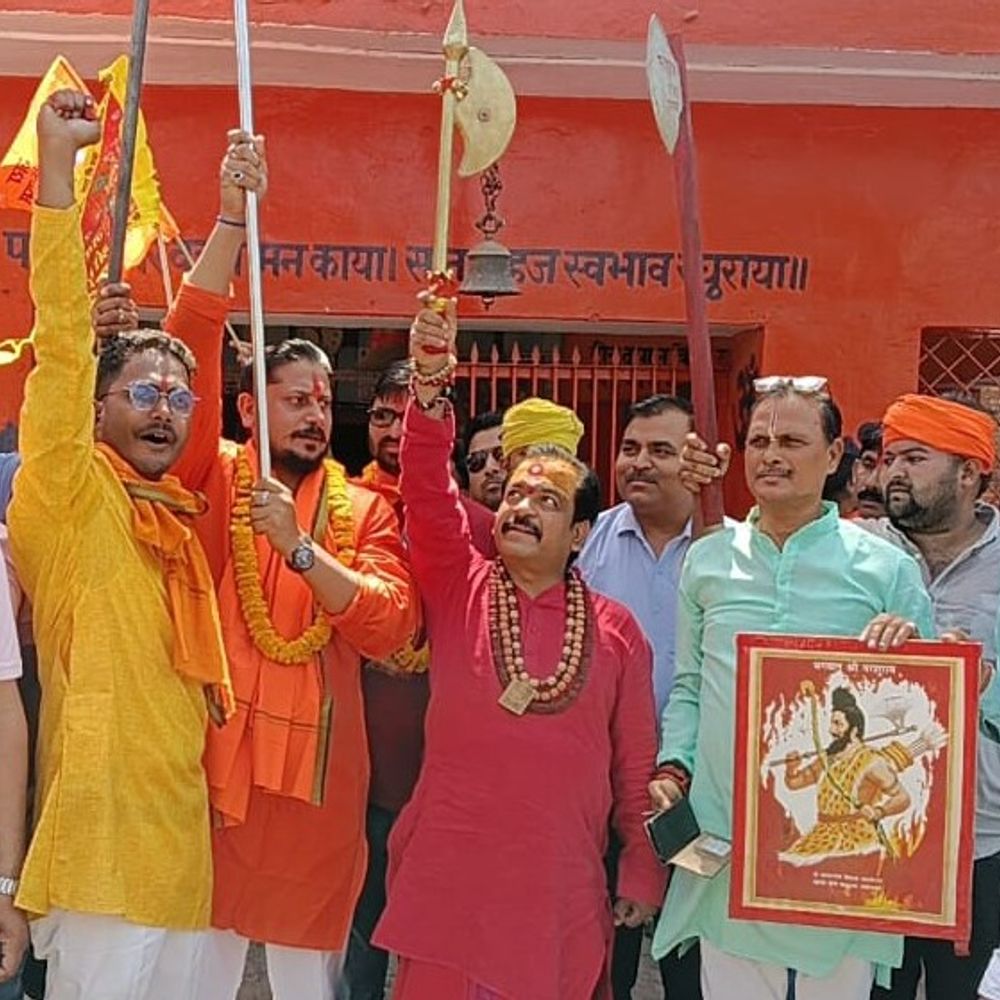 प्रतापगढ़ के उड़ैयाडीह में निकली परशुराम शोभा यात्रा:जय परशुराम के उद्घोष से गूंजा क्षेत्र, श्रद्धालुओं ने की पुष्प वर्षा