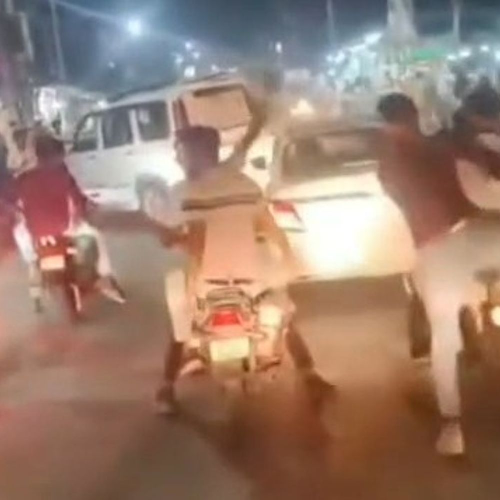 जमानत पर छूटे हत्याकांड के आरोपी ने निकाला विजय जुलूस:गोंडा में शक्ति प्रदर्शन, दहशत में मृतक सपा नेता का परिवार