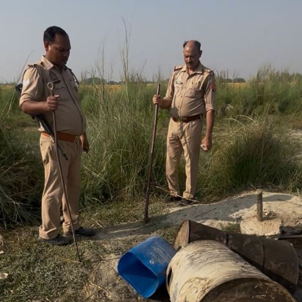 बलिया में 15 हजार लीटर अवैध लहन नष्ट:पुलिस-आबकारी टीम ने सरयू किनारे की छापेमारी, भट्ठियां तोड़ीं