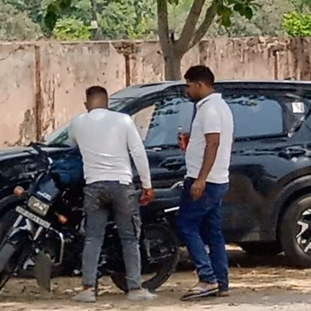 मऊ में महिला ने होटल में लगाई फांसी:प्रेमी के साथ ठहरी थी, 4 साल का बेटा भी साथ था, युवक हिरासत में