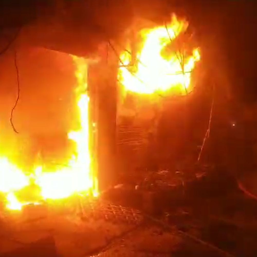 फिरोजाबाद सब्जी मंडी में आग, 40 दुकानें जलीं:कपड़े की दुकान भी चपेट में आई, लाखों के नुकसान का अनुमान; पूरी रात आग बुझाने में जुटा रहा दमकल विभाग