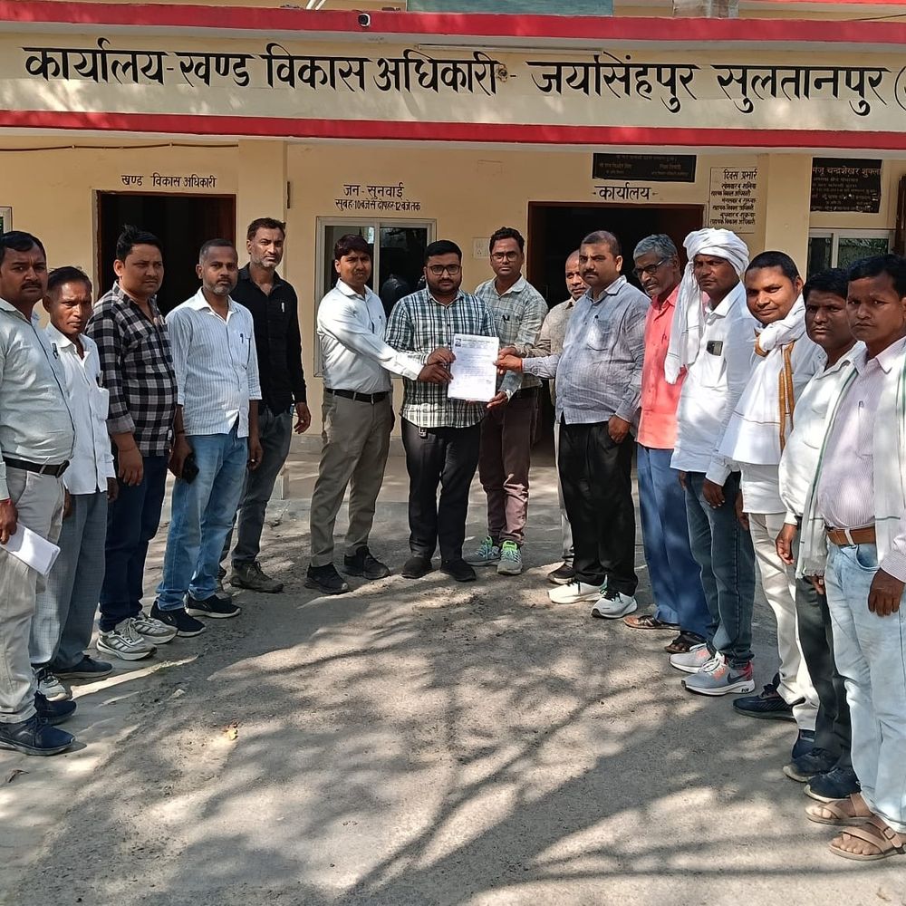 सुल्तानपुर में मनरेगा कर्मियों की हड़ताल शुरू:प्रान्तीय संगठन के आह्वान पर 10 सूत्रीय मांगों को लेकर आंदोलन