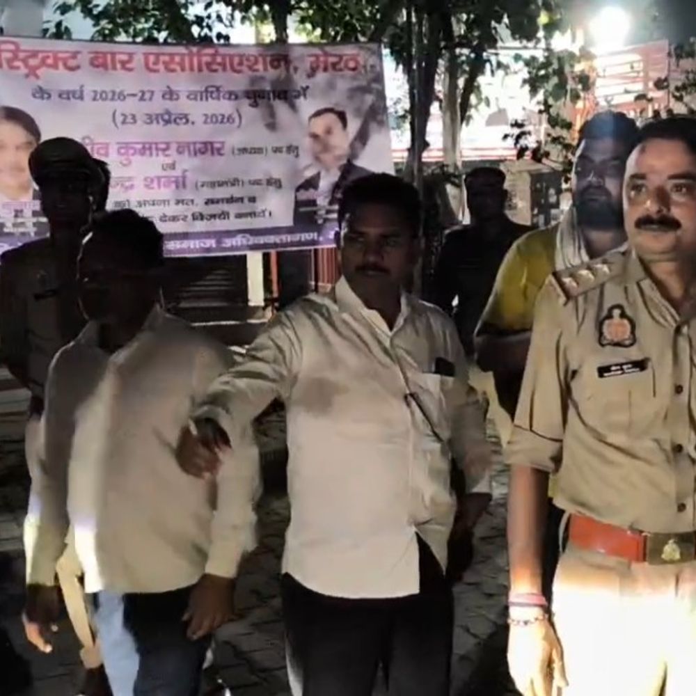 मेरठ कचहरी में वकीलों के दो गुटों में मारपीट:जिला बार चुनाव विवाद में प्रत्याशी घायल, चेंबर-गाड़ी में तोड़फोड़; पुलिस तैनात