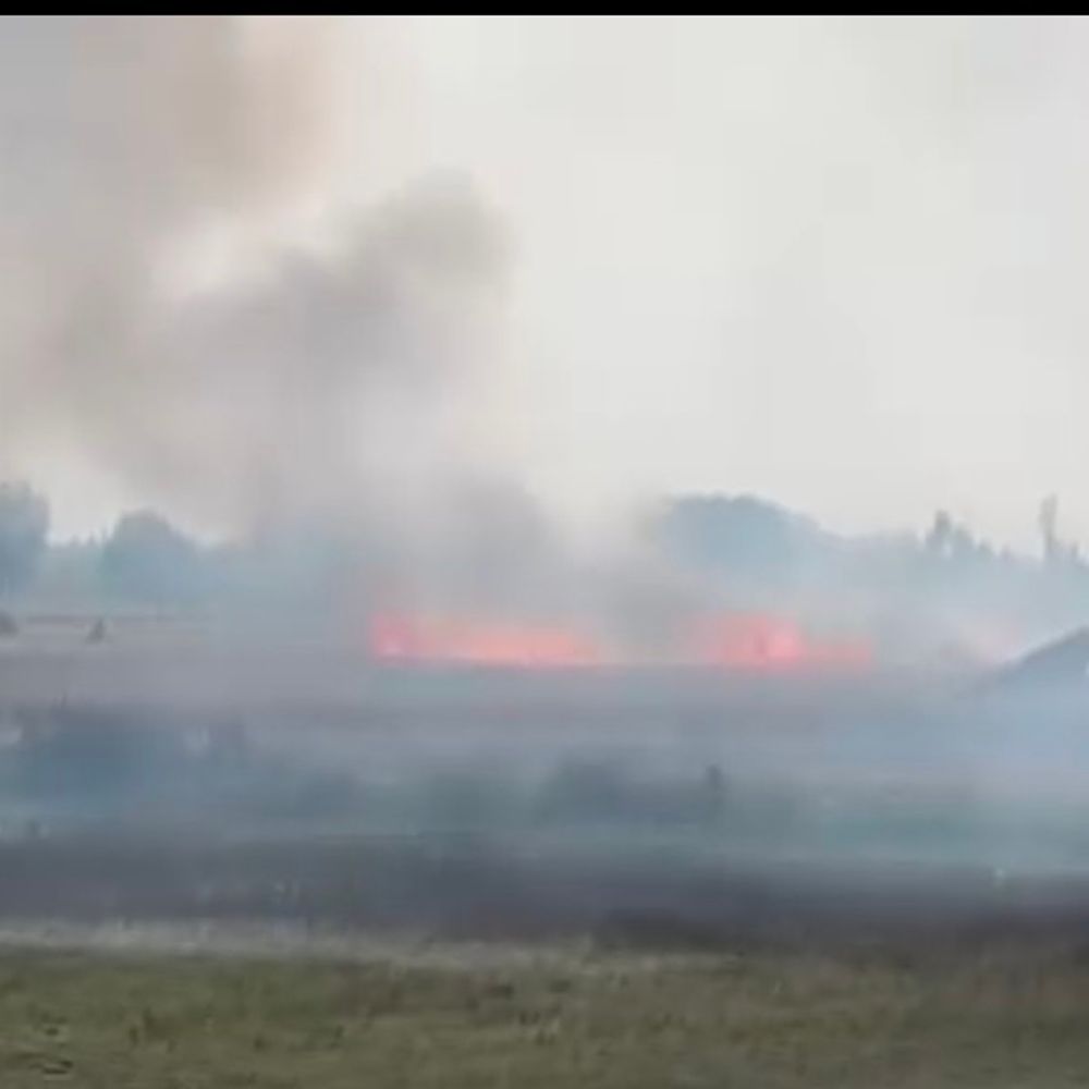 पराली जलाने से आसपास के खेतों में लगी आग:हरदोई के आट गांव का मामला, वीडियो आया सामने