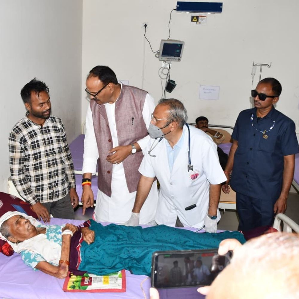 डिप्टी सीएम बृजेश पाठक जिला अस्पताल पहुंचे:फिरोजाबाद में बोले- मरीजों को सुविधा देना प्राथमिकता; महिलाएं कानून बनाएंगी तो गुंडागर्दी पर रोक लगेगी