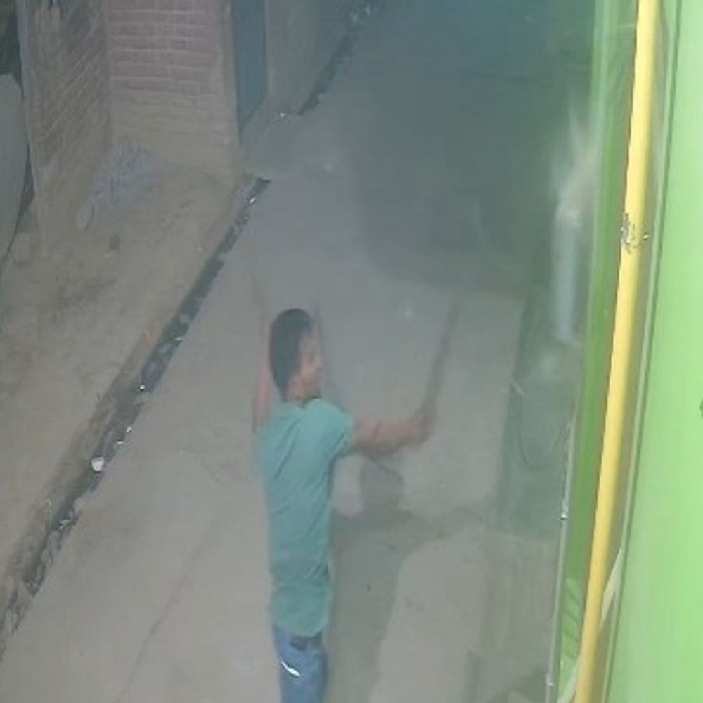 युवक ने बिजली मीटर तोड़ा:घटना CCTV में हुई कैद, पीड़ित ने थाने में दी तहरीर