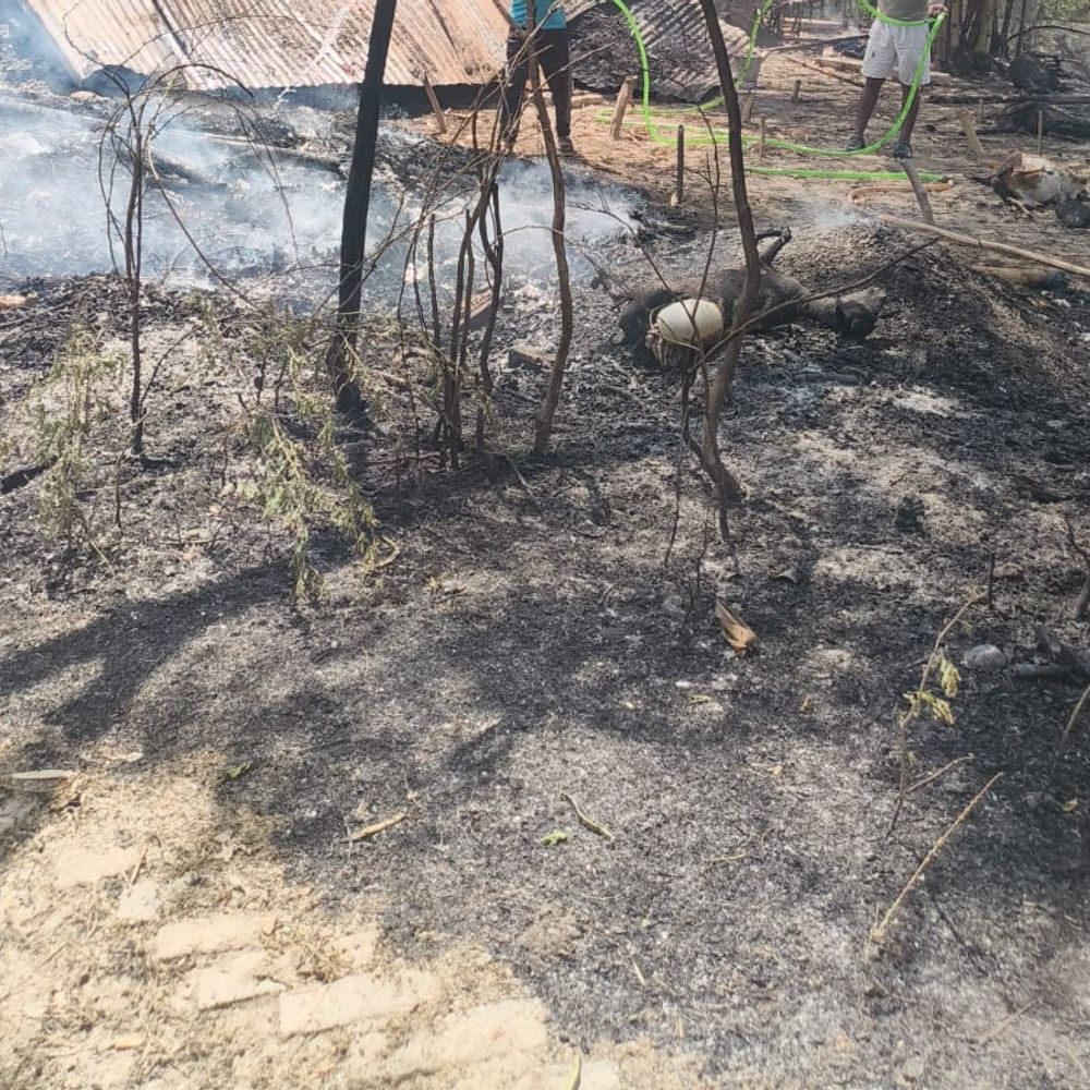 रायबरेली में चूल्हे की आग से तीन घर जले:छह बकरियों सहित लाखों की गृहस्थी जलकर खाक