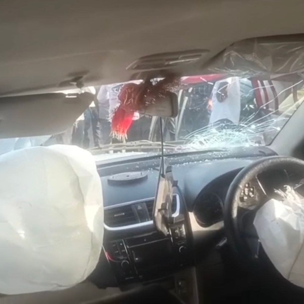 बाराबंकी में कार-ई-रिक्शा की भीषण टक्कर, कई घायल:दर्शन से लौट रहा था परिवार, एयरबैग खुलने से बची जान